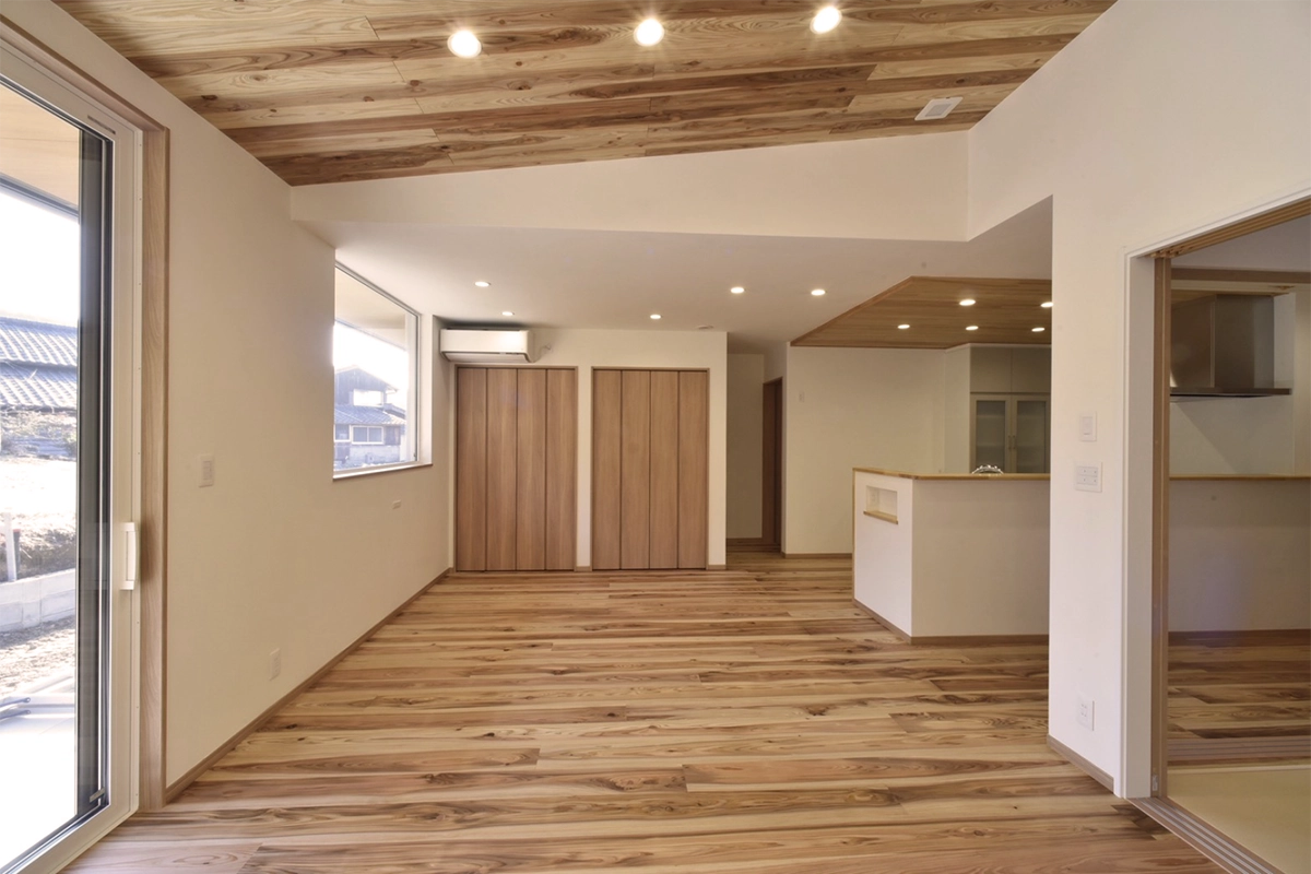 自然素材の質感が印象的な和モダン住宅のLDK