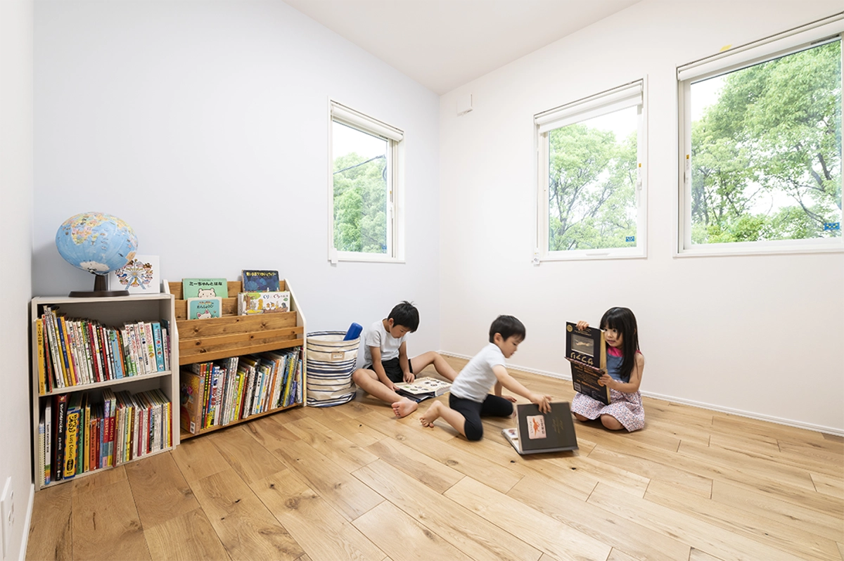 明るい子ども部屋で過ごす様子
