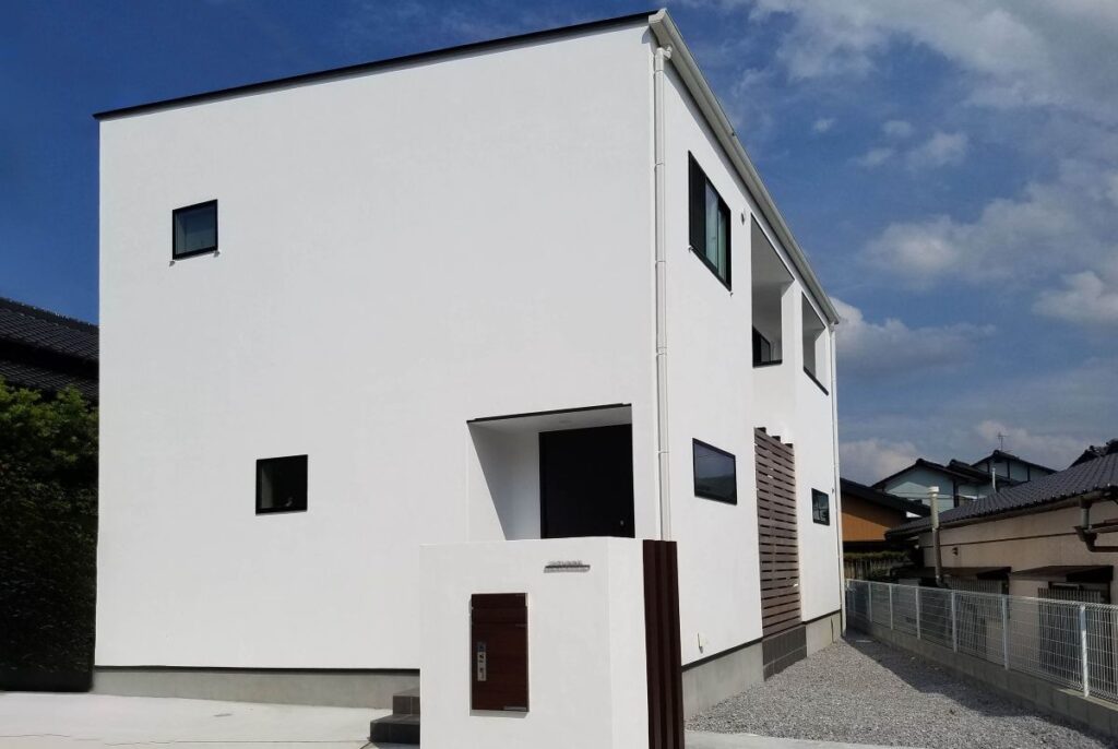 漆喰の塗り壁と吹き抜けが映える注文住宅