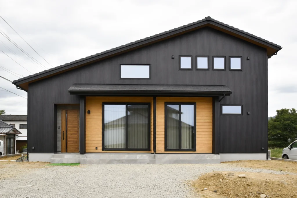 ウッディモダンな2階建ての家｜吹き抜けLDKと回遊動線のある住まい
