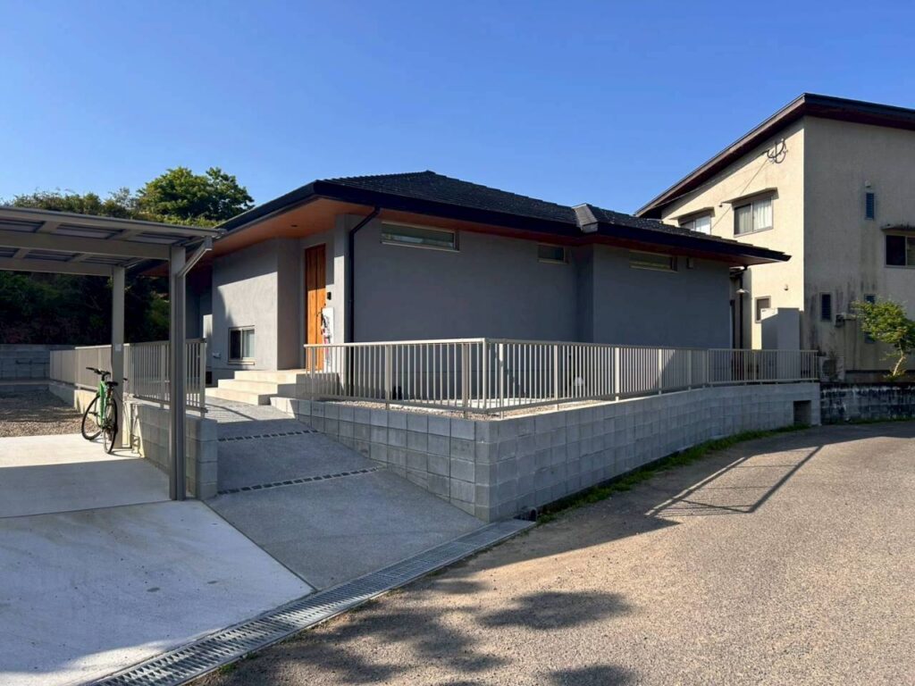 屋久杉の床と庭を楽しむ、和モダンの平屋